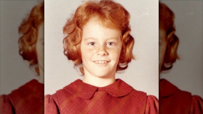 Reba McEntire poses for 4th grade portrait