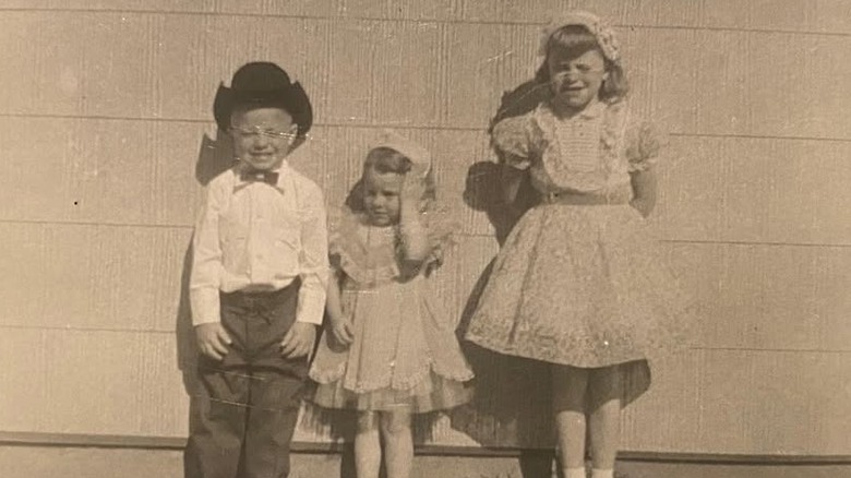 Young Reba McEntire poses with brother and sister