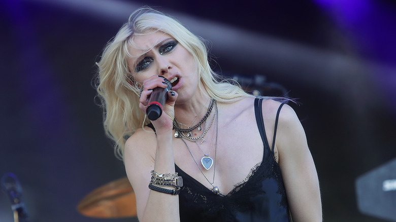 Taylor Momsen singing on stage