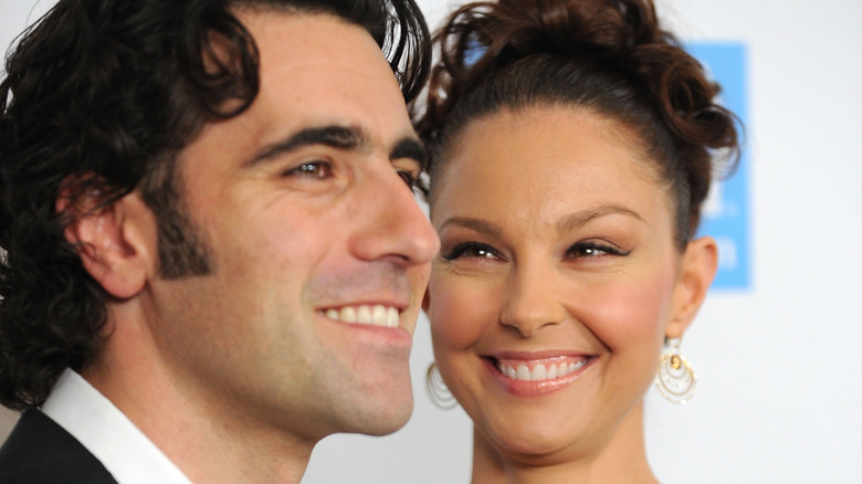 Ashley Judd looking at Dario Franchitti 