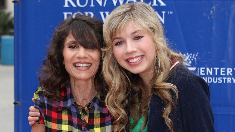 Jennette McCurdy posing with mom