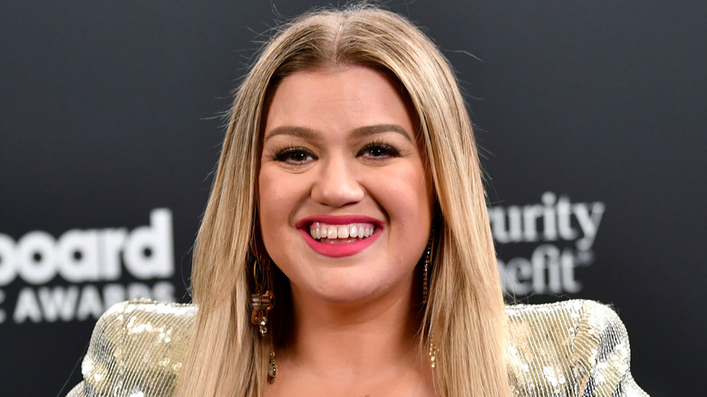 Kelly Clarkson big smile