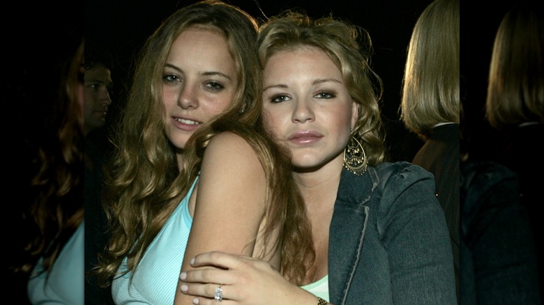 Bijou Phillips, Casey Johnson posing