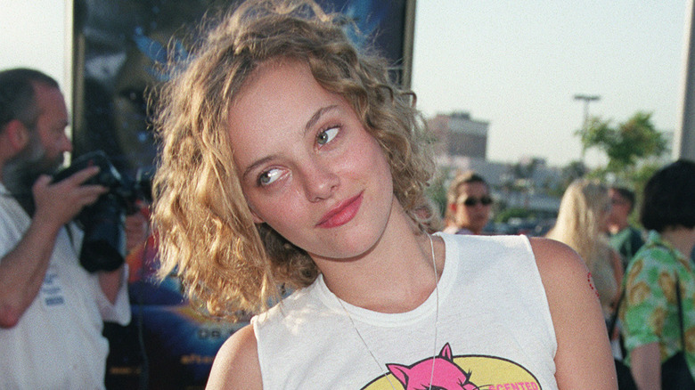 Bijou Phillips looking to side