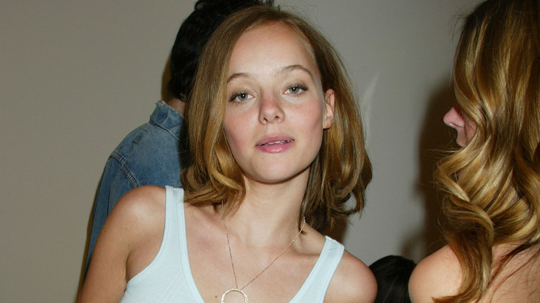 Bijou Phillips wearing gold necklace