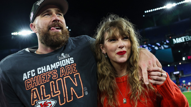 Travis Kelce and Taylor Swift smiling