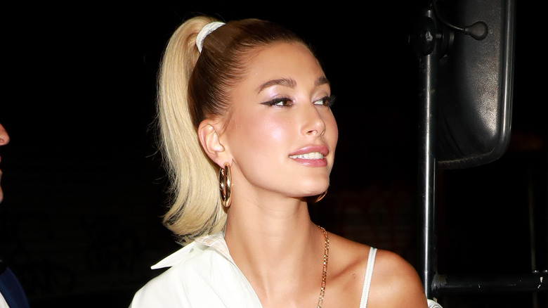 Hailey Bieber blonde ponytail