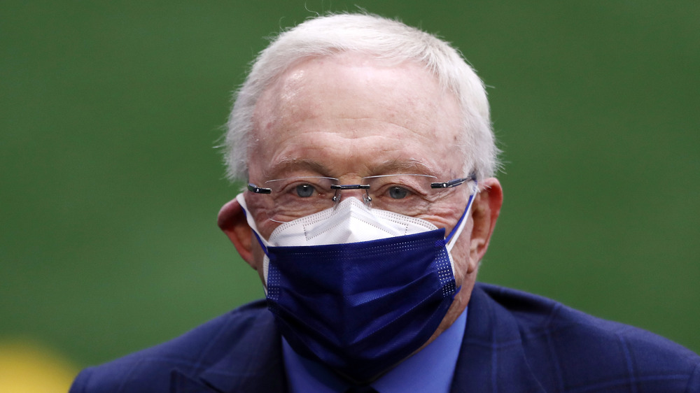 Jerry Jones wearing covid mask