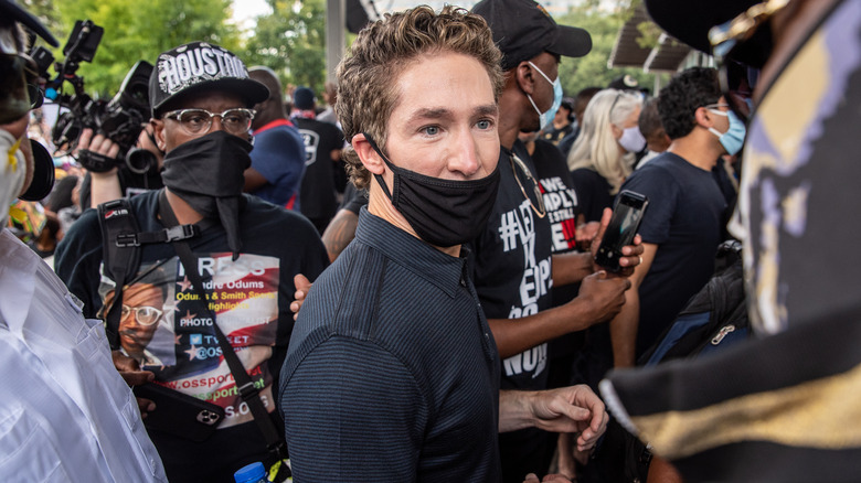 Joel Osteen facemask crowd Houston