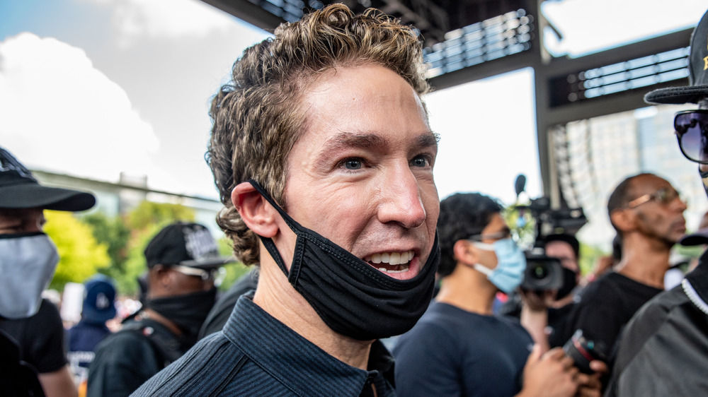 Joel Osteen improperly wearing a face mask