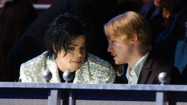 Michael Jackson and Macaulay Culkin sitting