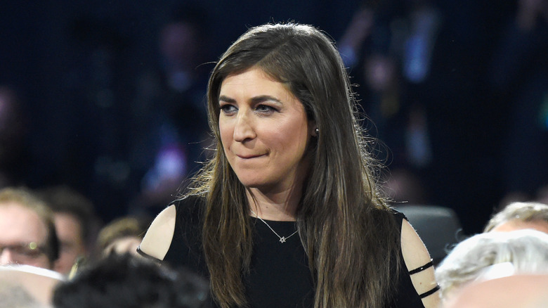 Mayim Bialik glancing