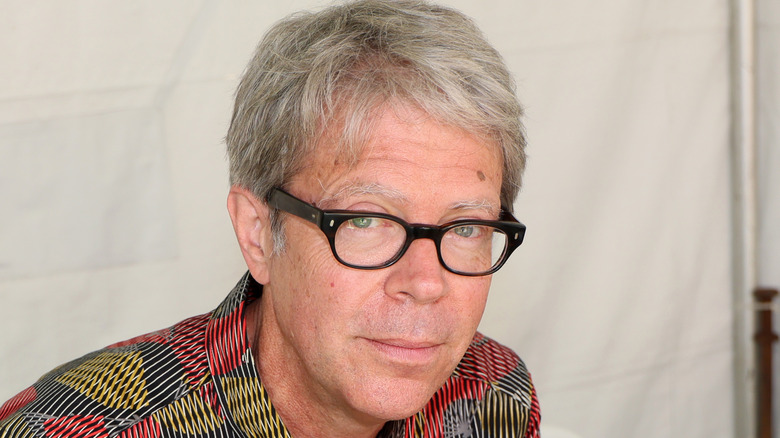 Jonathan Franzen posing for cameras