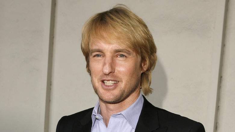 Owen Wilson poses on the red carpet