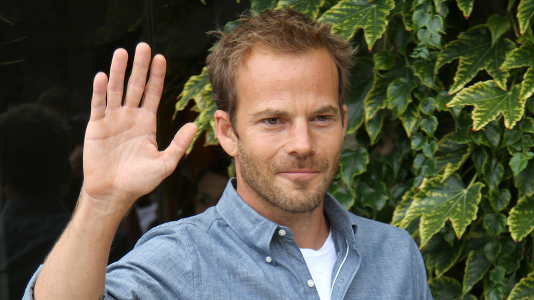 Stephen Dorff waves in 2010