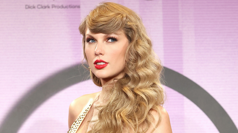 Taylor Swift with wavy hair