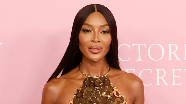 Naomi Campbell smile pink carpet