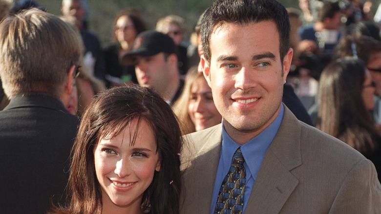 Carson Daly posing with Jennifer Love Hewitt