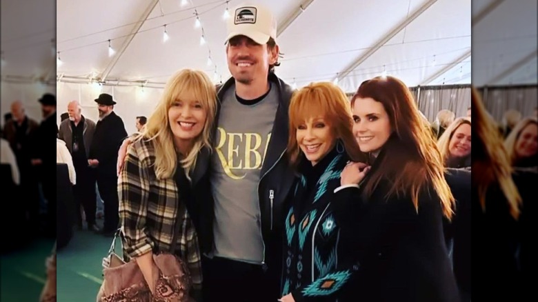 Melissa Peterman, Steve Howey, Reba McEntire, JoAnna Garcia Swisher posing