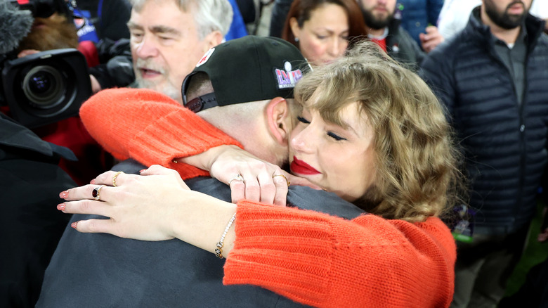 Travis Kelce and Taylor Swift hugging