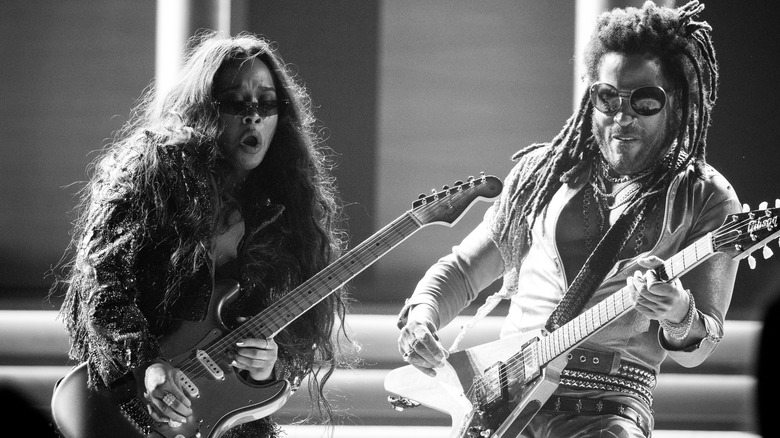 H.E.R. and Lenny Kravitz playing guitar