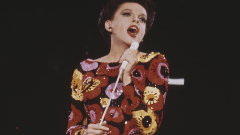 Judy Garland sings on stage