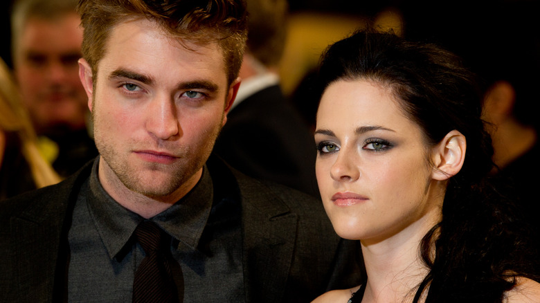 Robert Pattinson and Kristen Stewart posing