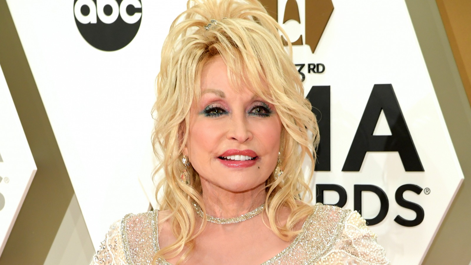 the-strange-thing-dolly-parton-did-while-writing-9-to-5