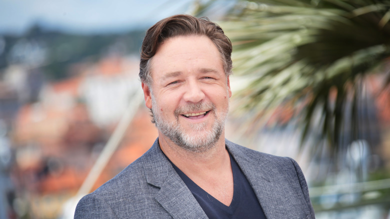 Russell Crowe posing