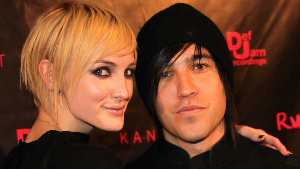 Ashlee Simpson hugging Pete Wentz 