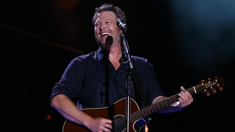 Blake Shelton performing