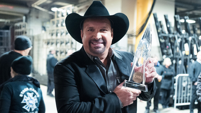 Garth Brooks holding a CMA award