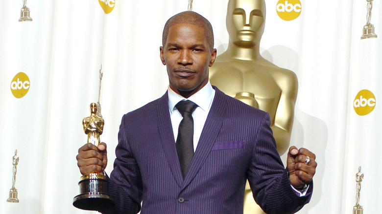 Jamie Foxx posing with Oscar