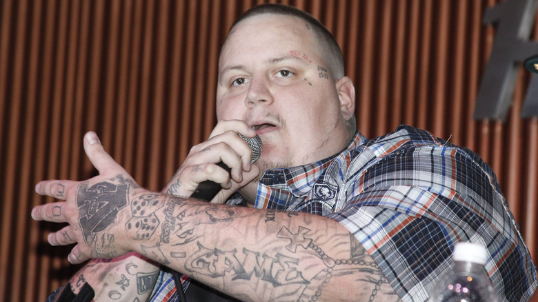 Jelly Roll speaking into a microphone in 2011