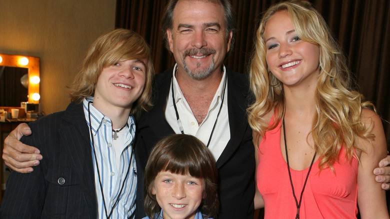 Jennifer Lawrence, Bill Engvall, and castmates