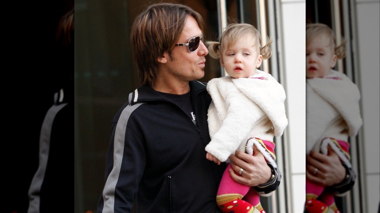 Keith Urban carries Sunday Rose in 2009