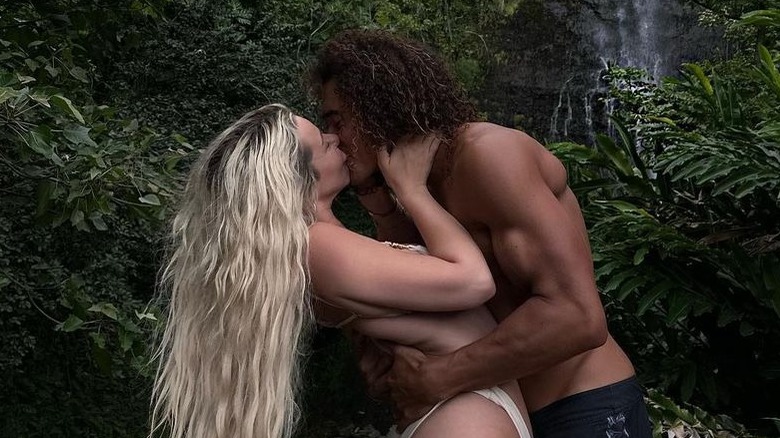 Tana Mongeau kissing her boyfriend Makoa