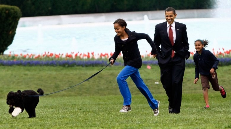 Malia, Barack, and Sasha Obama with Bo 