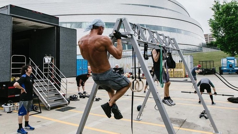 Tim McGraw working out on tour