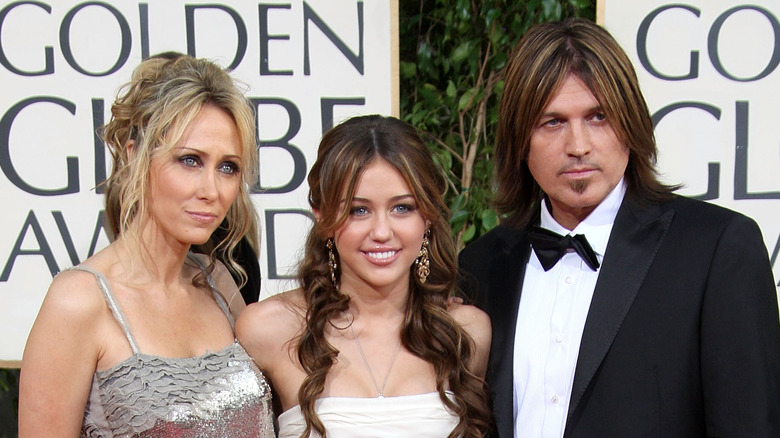 Tish, Miley, and Billy Ray pose at the 66th Golden Globe Awards