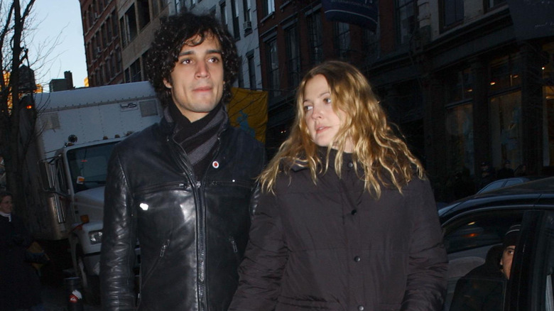 Fabrizio Moretti and Drew Barrymore in New York, 2004