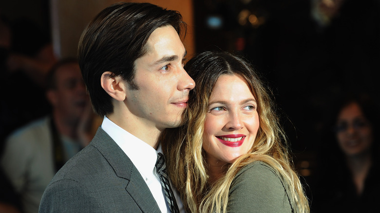 Justin Long and Drew Barrymore posing