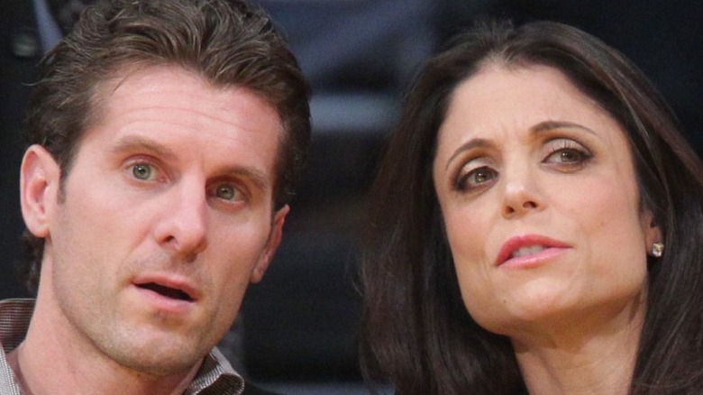 Bethenny Frankel and Jason Hoppy watching a basketball game