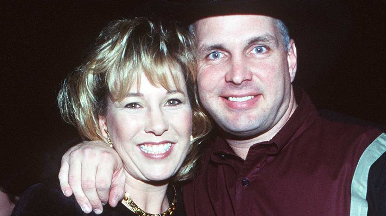 Garth Brooks, Sandy Mahl posing