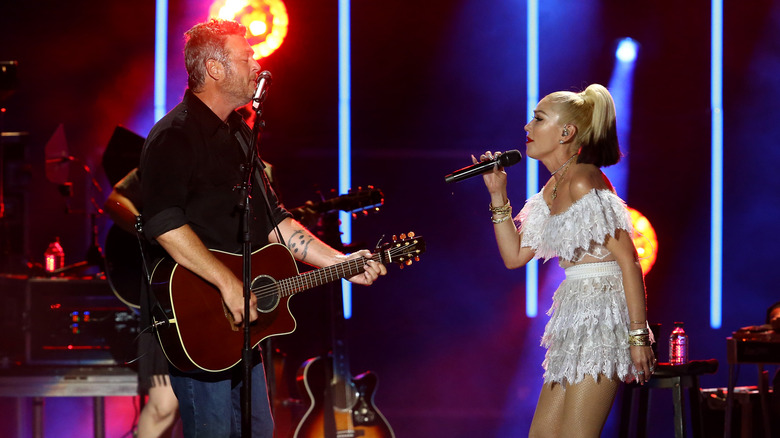 Blake Shelton & Gwen Stefani perform together