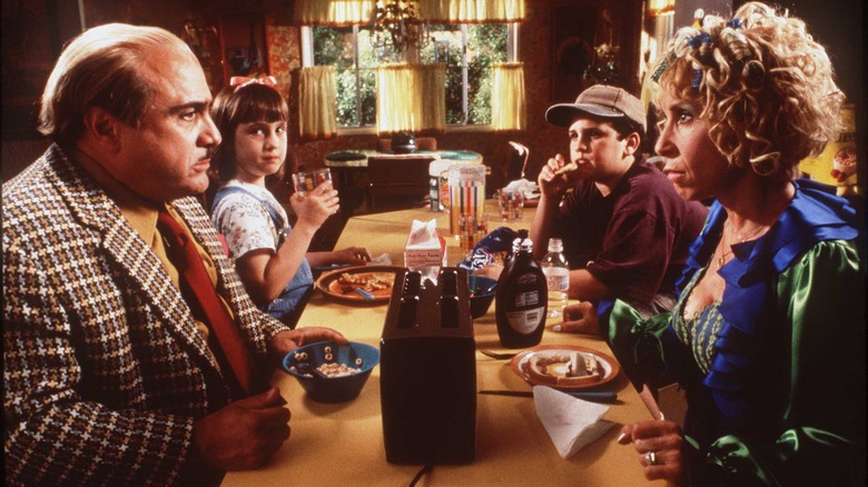 Danny DeVito, Mara Wilson, Brian Levinson, and Rhea Perlman in Matilda