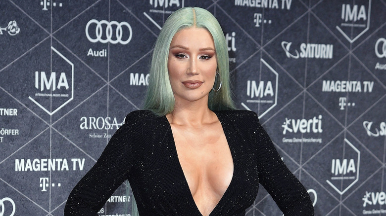 Iggy Azalea posing with sea foam hair