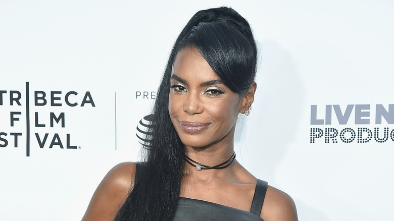 Kim Porter posing at a premiere