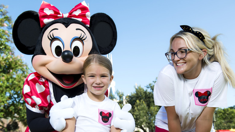 Maddie and Jamie Lynn Spears smiling and posing with Minnie Mouse