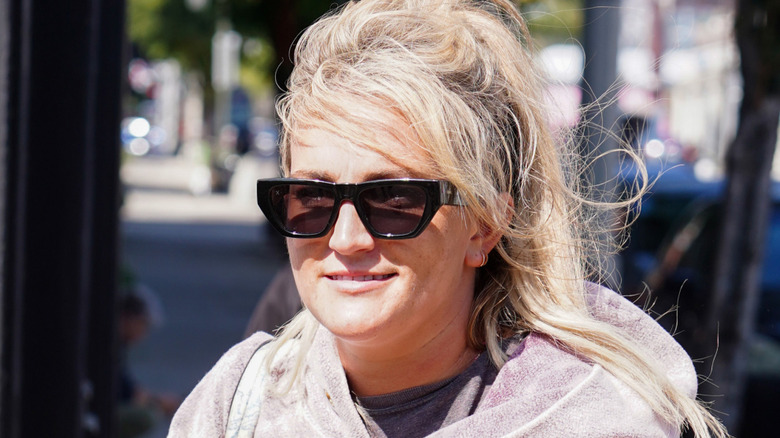 Jamie Lynn Spears walking on the street